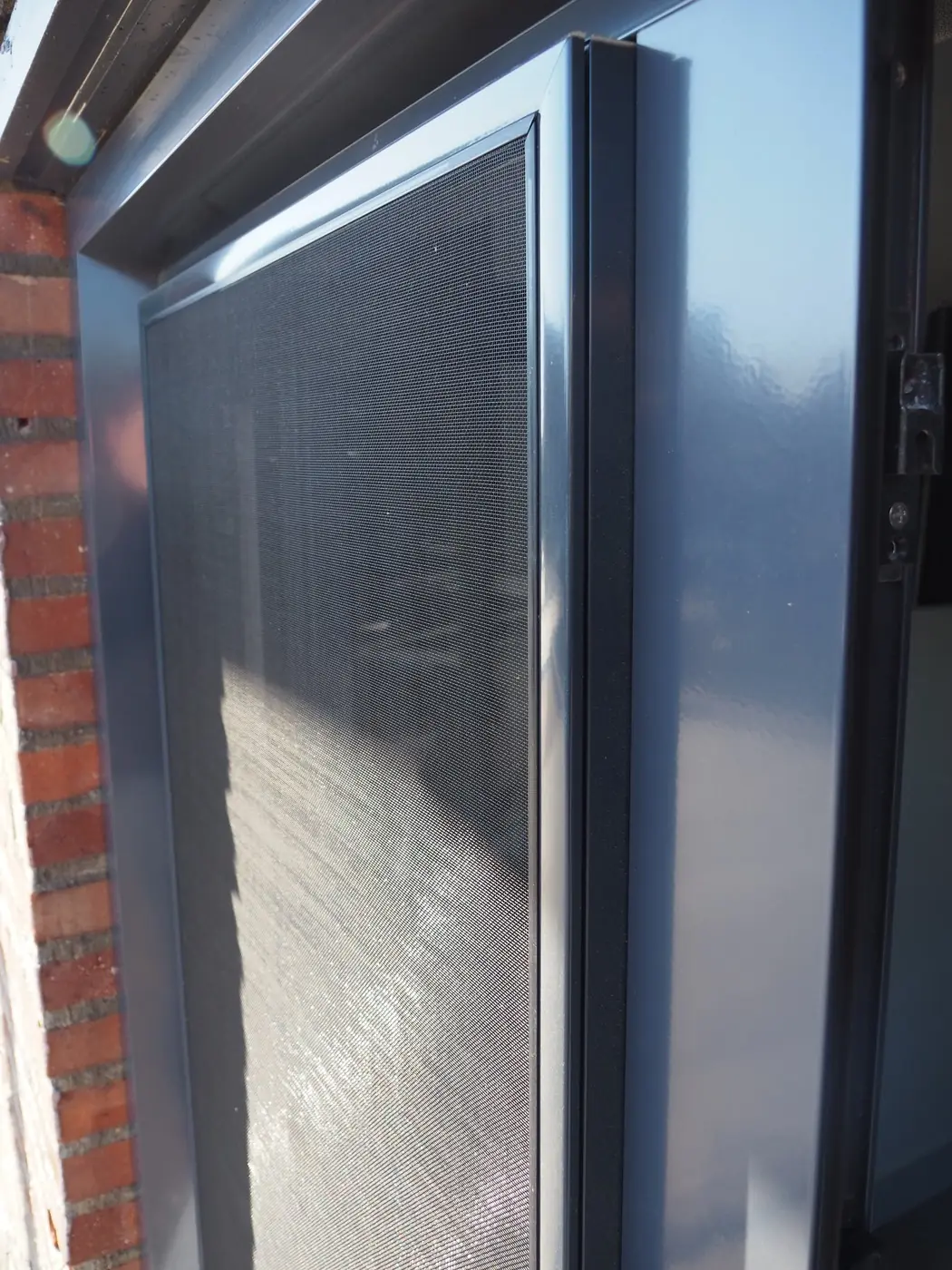 Detail van het aluminium profiel van een hordeur