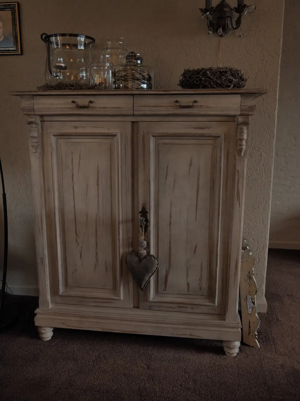 Kast in vergrijsde krijtverf, op de randen doorgeschuurd