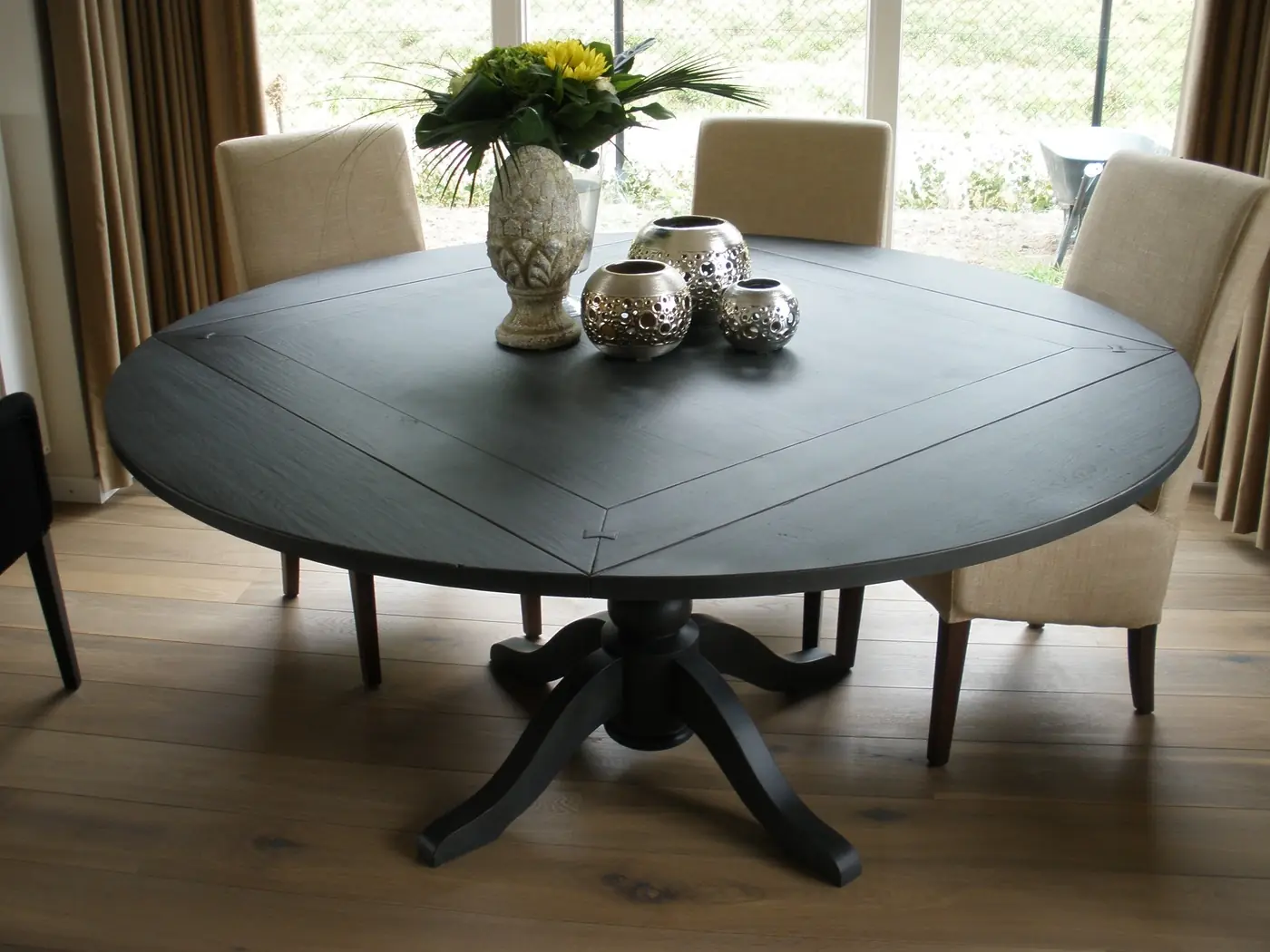 Ronde eettafel geschilderd in antracietgrijze krijtverf