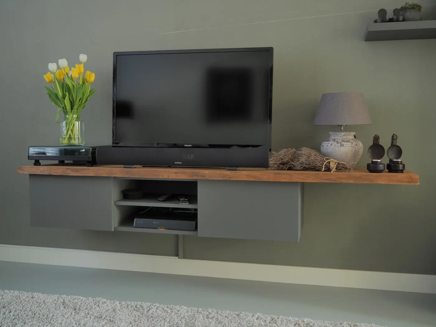 Zwevend tv-dressoir op maat gemaakt, met een eiken blad