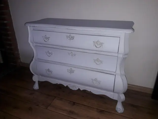 Eiken bolpootcommode na het schilderen in lichte krijtverf