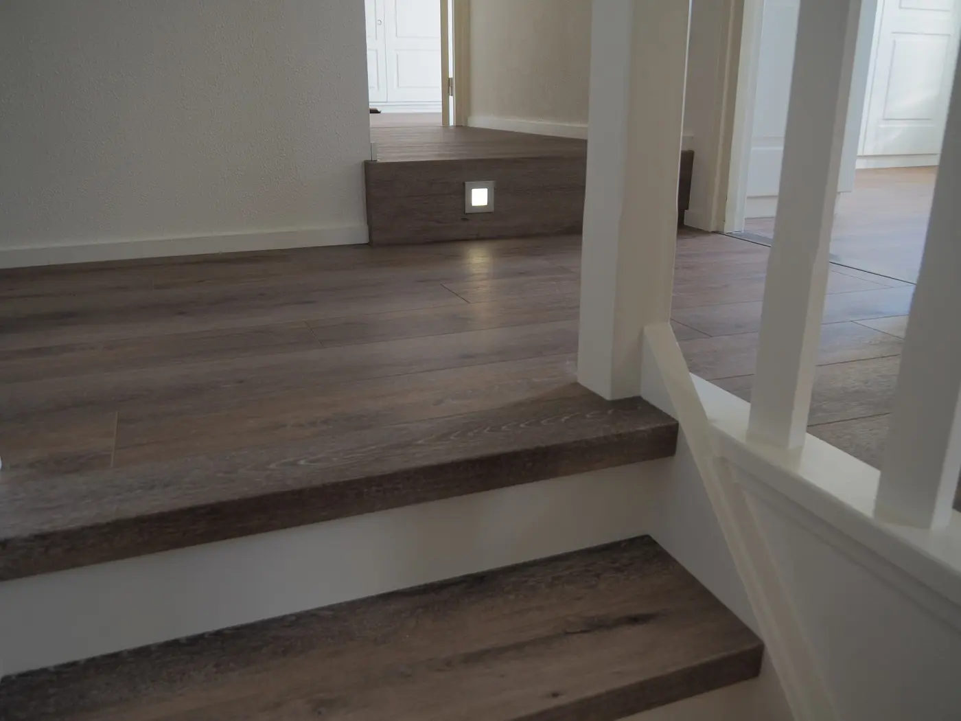 Houtlook treden met witte stootborden onder aan de trap
