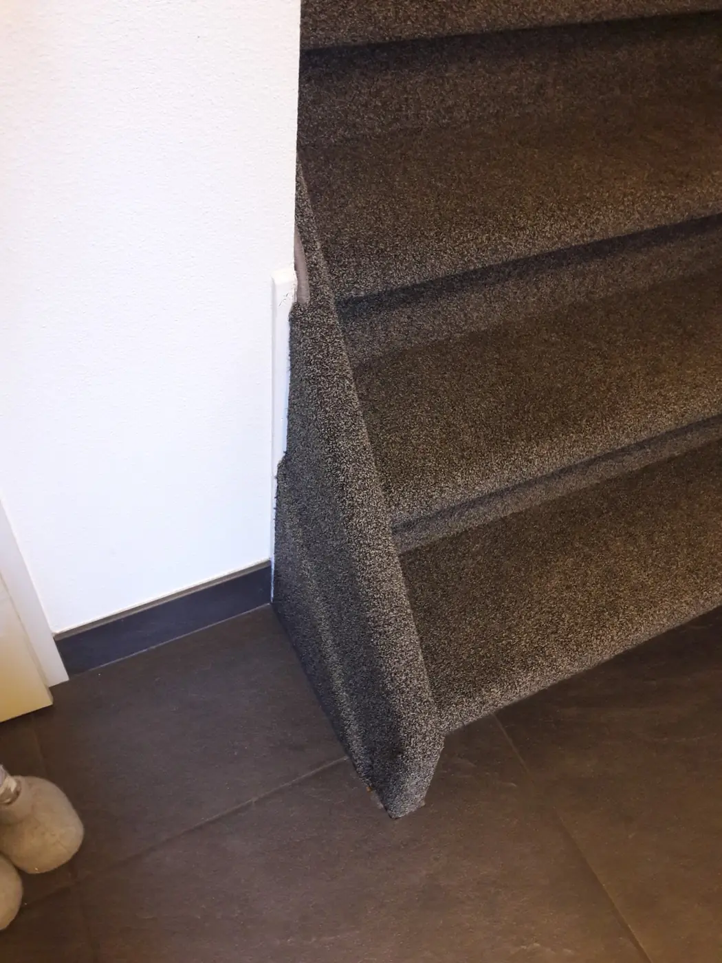 Tapijt op een trap waarbij ook de zijkanten zijn meebekleed
